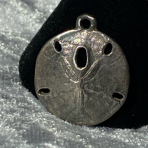 James Avery Small Retired Sterling Silver 925 Sand Dollar Pendant - Picture 4 of 12
